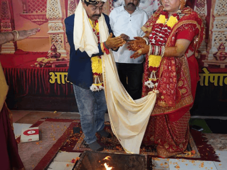 former-bjp-minister-deepak-joshi-marries-congress-leader:pictures-surface-showing-sindoor-ceremony-at-arya-samaj-temple