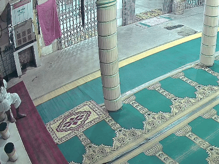 heart-attack-caught-on-cctv-at-khandwa-mosque:jama-masjid-committee-member-collapses-during-ablution,-dies-within-seconds