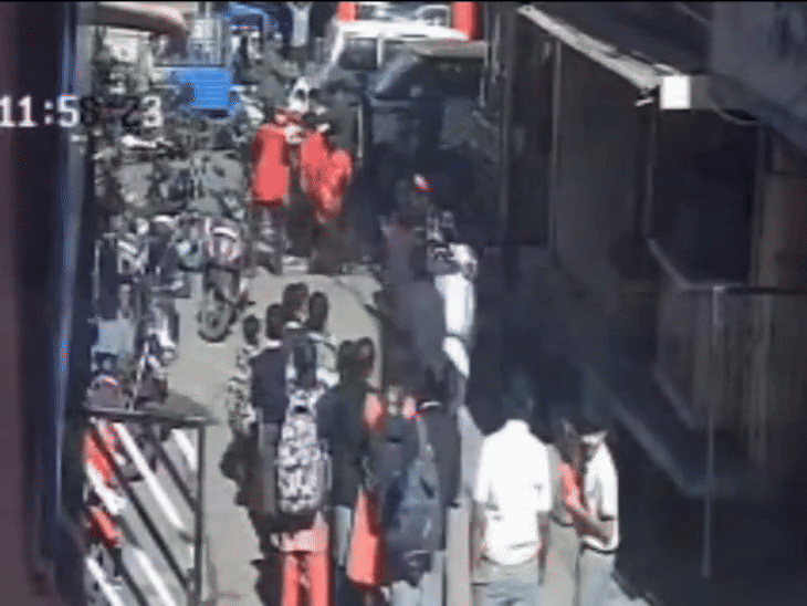 scuffle-breaks-out-after-car-collision-in-indore:father-attacked-in-front-of-minor-son,-video-surfaces;-police-register-cross-firs