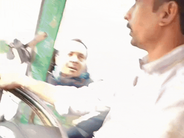broker-demands-cash-from-truck-driver-at-check-post-in-rewa:clings-to-moving-vehicle-for-5-km-after-driver-refuses-to-pay;-video-goes-viral
