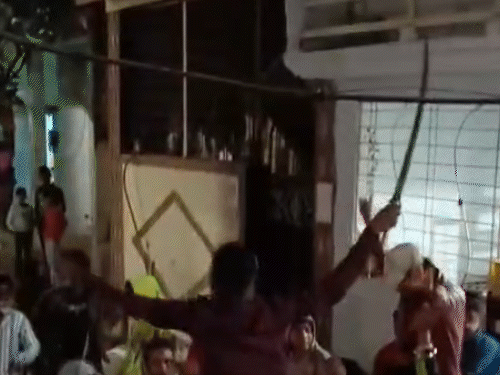 miscreants-brandish-swords-at-birthday-party:video-shot-with-policeman-inside-chhindwara-court-premises;-background-linked-to-an-old-association-with-kotwali