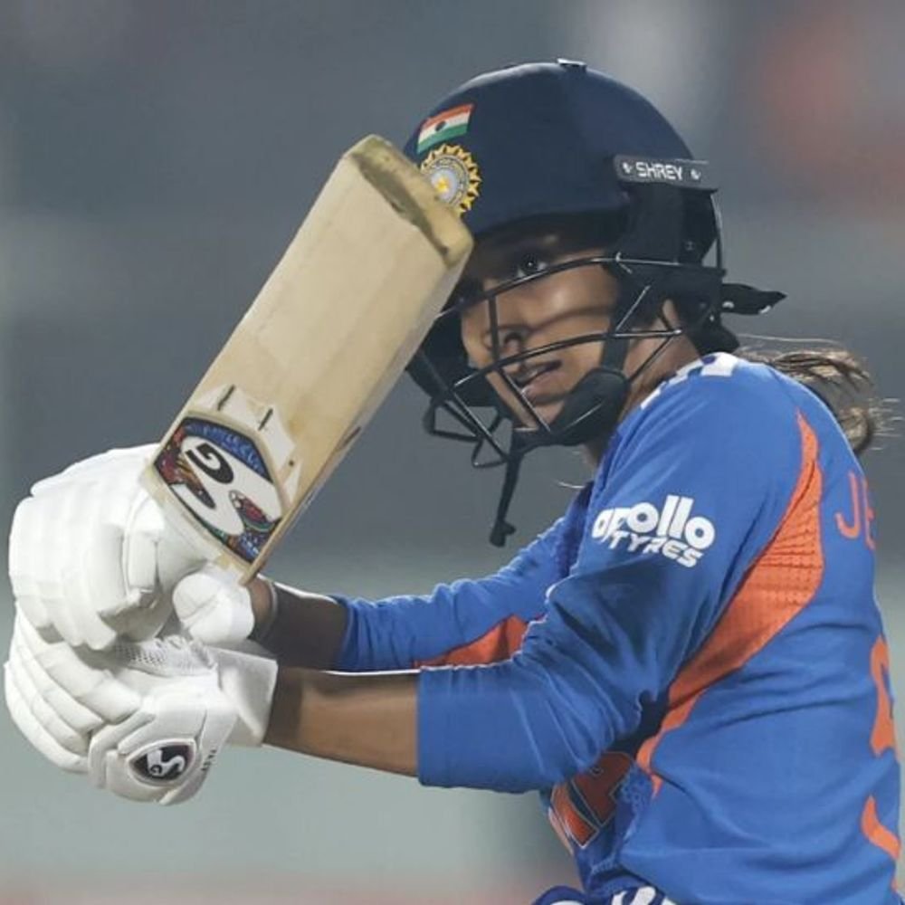 india-women-beat-sri-lanka-by-8-wickets-in-1st-t20i:smriti-mandhana-stitches-54-run-stand-with-jemimah-rodrigues,-chasing-122-total-in-15-overs