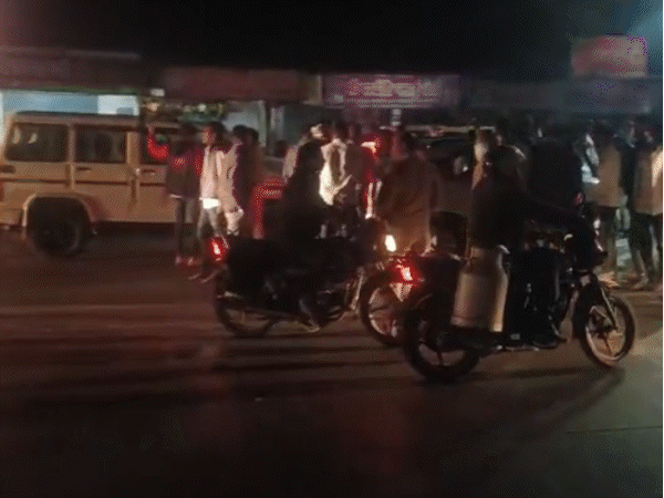 two-communities-clash-in-ashta,-karni-sena-blocks-bhopal–indore-highway:police-fire-tear-gas-shells,-disperse-crowd-with-lathi-charge