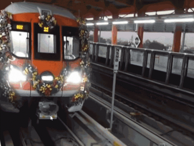 bhopal-metro-kicks-off-commercial-operations-with-inaugural-public-run:dance-celebrations-mark-first-trip-from-aiims-station;-limited-trips-in-initial-phase