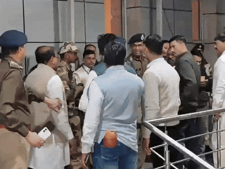 cm-yadav-receives-jp-nadda-at-indore-airport:honours-him-with-traditional-malwi-turban;-union-minister-to-lay-foundation-of-betul-medical-college-tomorrow
