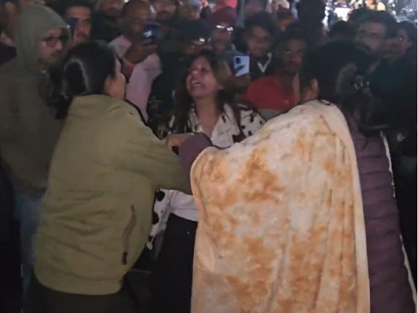drunk-woman-confronts-lady-sub-inspector-in-ratlam:creates-ruckus-at-police-station,-case-registered-against-accused-duo