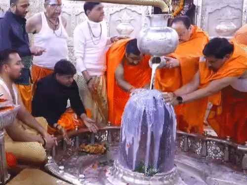 jp-nadda,-cm-yadav-offers-prayers-at-mahakal-temple:perform-abhishek,-attend-special-puja,-receive-prasad-at-annakshetra,-send-cleanliness-message-to-devotees-and-pilgrims