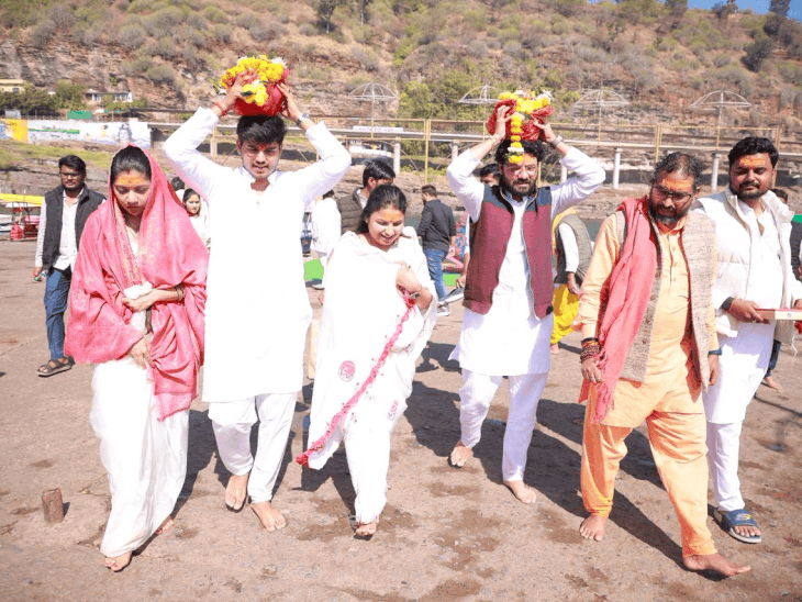 cm’s-son-and-daughter-in-law-begin-narmada-parikrama:journey-started-from-omkareshwar,-to-conclude-in-15-days,-just-weeks-after-their-marriage