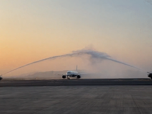 navi-mumbai-airport-takes-off-as-commercial-flight-operations-begin:first-flight-receives-water-cannon-salute;-adani-welcomes-passengers,-poses-for-selfies