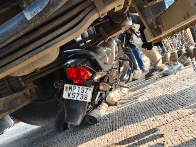 speeding-truck-runs-over-father,-son-on-nh-30-in-maihar:were-on-way-to-hospital-after-daughter’s-delivery;-driver-flees-leaving-vehicle
