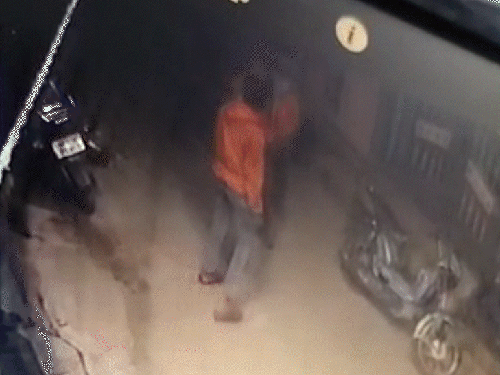 man-covers-44-km-with-knife-lodged-in-his-neck:ambulance-rushes-victim-from-mahidpur-to-ujjain;-3-miscreants-attacked-after-vehicle-collision
