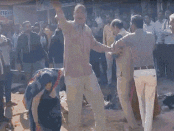 new-video-surfaces-of-satwas-couple’s-self-immolation:another-woman-threw-flammable-substance-which-ignited-the-flames;-couple-had-been-in-dispute-with-neighbours