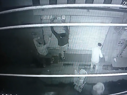 police-warm-themselves-by-bonfire-as-dacoits-escape-in-rajgarh:shopkeepers-recall-45-minutes-of-fear;-criminals-warned,-‘we-will-return’