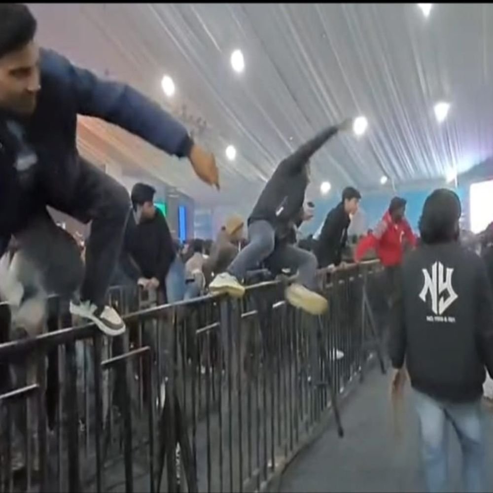 chaos-at-kailash-kher-show,-singer-remarks-on-animal-like-behaviour:singer-scolds-unruly-fans-who-jumped-over-barricades,-says-‘you’re-behaving-like-animals’