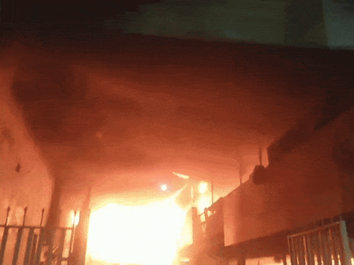 fire-breaks-out-at-bhopal’s-timber-market:sawmill-wall-collapses-during-firefighting,-4-injured;-22-fire-tenders-deployed-to-control-the-blaze