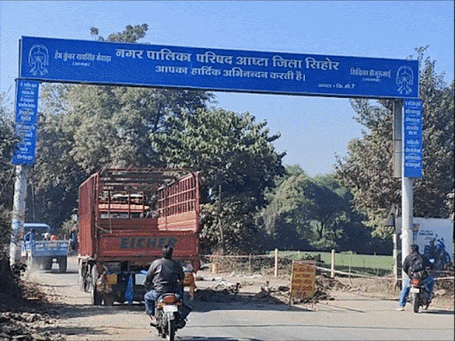dispute-erupts-over-public-urination-in-ashta:stones-thrown;-muslim-community-issues-friday-ultimatum-against-karni-sena-protest