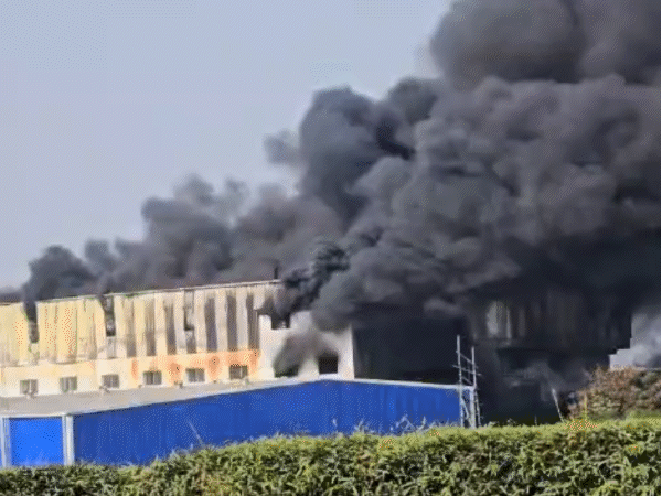 fire-breaks-out-at-chemco-factory-in-indore:heavy-smoke-visible-from-long-distance-as-fire-brigade-rushes-in,-three-storey-building-collapses-suddenly