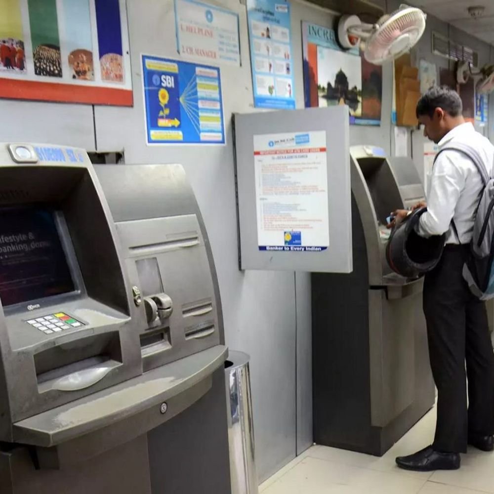india-now-has-2.51-lakh-atms:2,360-cash-machines-shut-in-a-year-as-private-banks-lead-closures-amid-rising-digital-payments