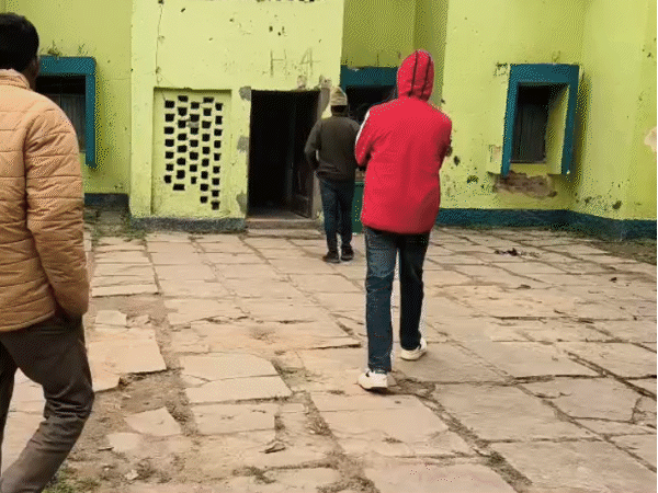 80-students-trapped-in-navodaya-school-classroom:locked-themselves-for-3-hour-fearing-pt-teacher’s-beatings,-sdm-intervenes