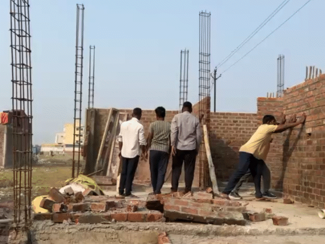 illegal-houses-structures-demolished-in-khandwa:city-magistrate-warns-builder;-says,-‘i’ll-get-a-jcb-deployed’