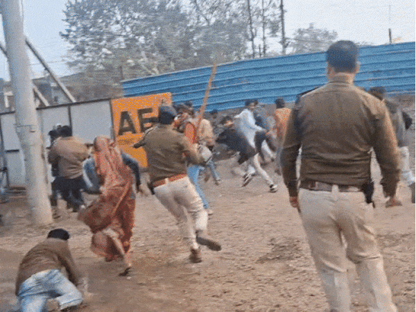 police-baton-charge-on-protesters-in-khargone:over-100-tribals-protest-demanding-compensation-for-injured-youth;-5-arrested