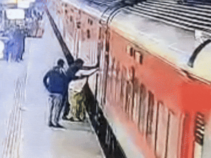 woman-falls-while-attempting-to-board-train-in-ujjain:rpf-head-constable-saves-lady’s-life;-family-was-travelling-from-sehore-to-neemuch
