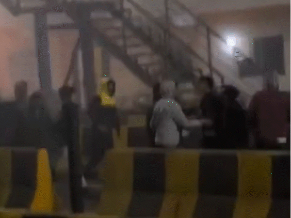 toll-staff-assault-passengers-at-nipania-plaza:bus-from-ujjain-to-agar-attacked-with-sticks,-video-surfaces,-police-register-case