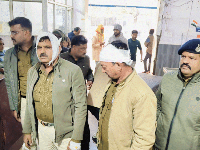 police-attacked-by-mob-with-sticks-and-stones-in-guna:asi-suffers-head-injury,-four-cops-hurt-as-violence-erupts-after-missing-woman-sent-to-one-stop-centre