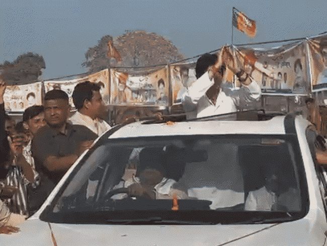 mahan-aryaman-scindia-injured-as-chest-hits-sunroof:taken-to-shivpuri-district-hospital-with-pain,-ct-scan-conducted,-discharged-after-40-minutes-of-treatment