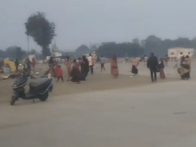 clashes-erupt-between-two-groups-in-ujjain:sticks-and-stones-hurled-as-police-from-3-stations-intervene;-si-injured-during-violence
