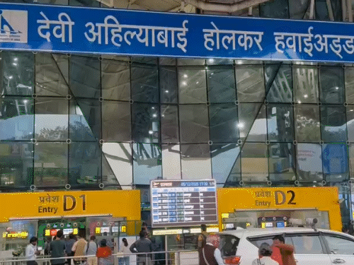 fog-disrupts-indore-airport-for-fifth-day:over-10-flights-delayed-on-arrival-and-departure,-chennai-service-cancelled,-leaving-passengers-stranded-and-distressed
