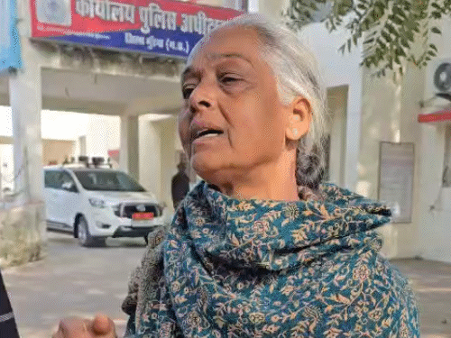 grieving-mother-confronts-sp-in-morena:lawyer-mrityunjay’s-mother-alleges-son’s-murder,-seeks-action-against-woman-si-along-with-accused-officials