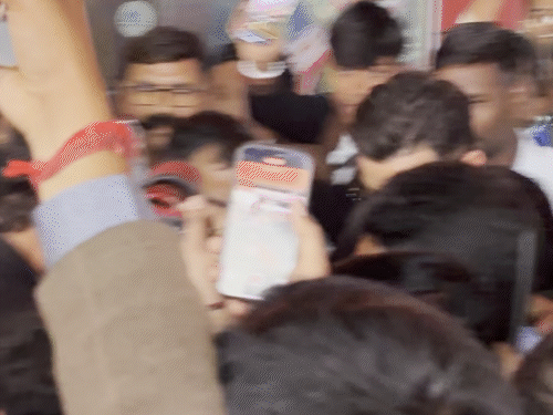 watch:-virat-kohli-mobbed-by-fans-at-vadodara-airport:nitish-reddy,-kuldeep-yadav-received-warm-welcome;-1st-odi-scheduled-on-11-january