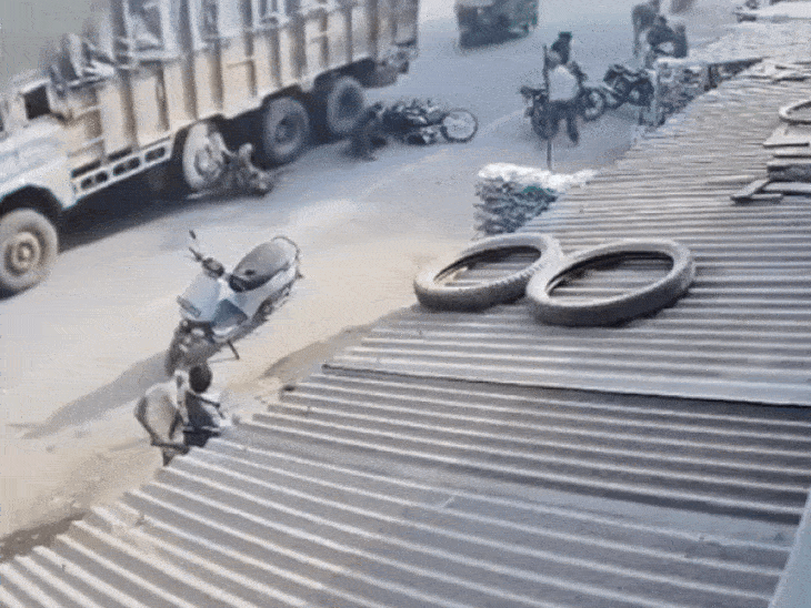 truck-runs-over-woman,-who-fell-from-bike:wife-dies-on-the-spot,-husband-narrowly-escapes,-couple-falls-after-side-collision