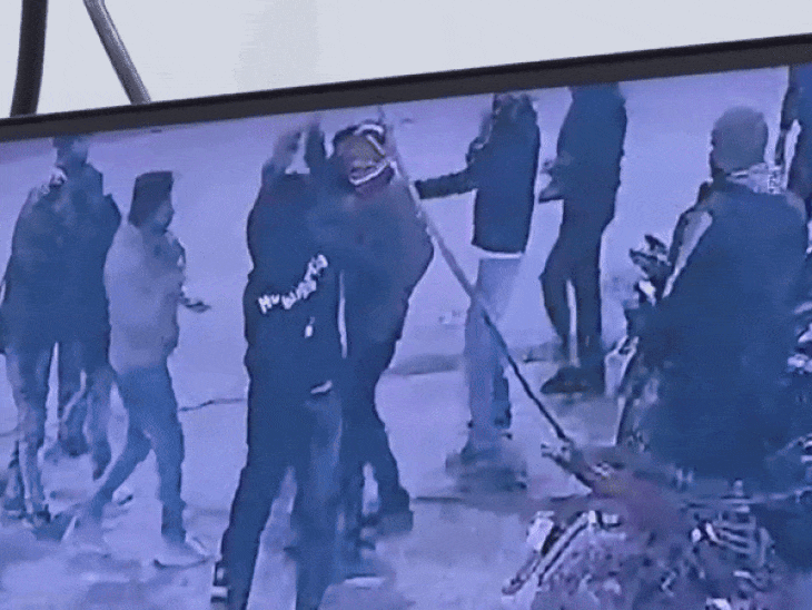 bike-accident-triggers-clash-in-rewa,-cctv-surfaces:speeding-bullet-hits-pedestrian,-auto;-riders-launch-attack-with-rods-sticks-after-being-caught-by-locals