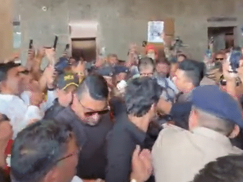 fans-broke-glass-of-apartment-to-watch-amitabh-bachchan:ispl-season-3-begins-today-in-surat;-akshay-kumar-and-sachin-tendulkar-received-warm-welcome