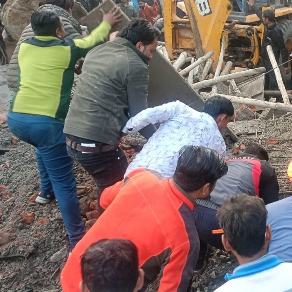 chhatarpur-temple-gate-collapses,-1-worker-killed:2-injured-in-construction-accident,-rescue-operations-underway