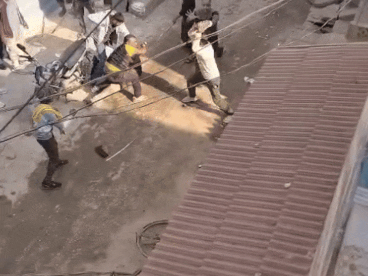 fierce-clash-between-two-groups-in-rewa:lathi-attack-leaves-heads-bloodied;-cycles-and-stones-used-as-violence-triggers-panic-in-baikunthpur-area