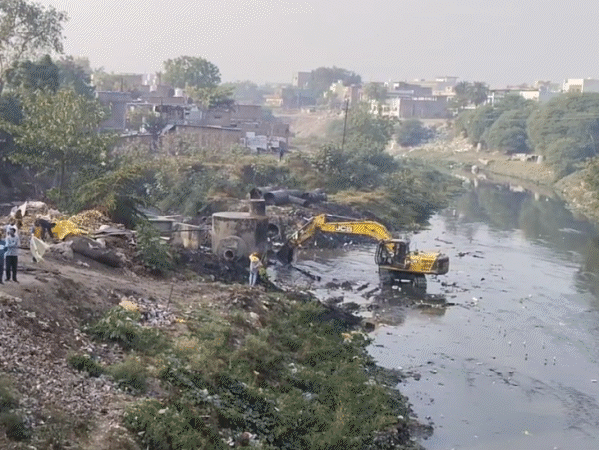 3-poisonous-days-in-bhagirathpura-claim-20-lives:people-drank-foul-smelling-water-with-tiny-worms-leading-to-vomiting,-diarrhoea-and-series-of-deaths