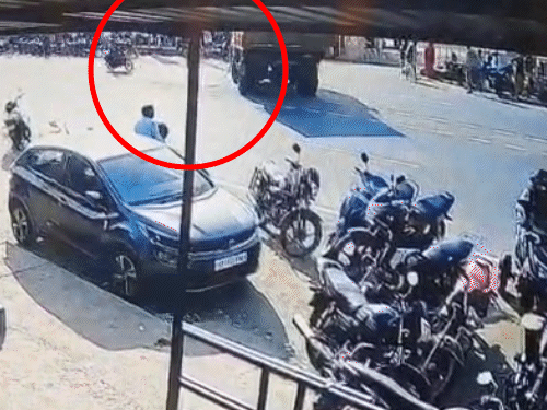 bike-rams-into-turning-truck-at-ghattia-crossing:ujjain-man-heading-to-brother’s-funeral-dies-during-treatment,-cctv-captures-truck-driver-fleeing-scene