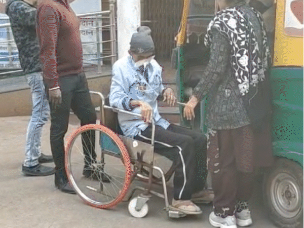 deadly-mp-cold-wave-claims-23-lives-in-12-days:over-400-patients-rush-to-gwalior-hospitals,-beds-fall-short,-patients-made-to-lie-on-the-floor