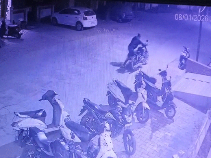 ₹1.25-lakh-bullet-stolen-in-25-seconds-in-ujjain:thieves-on-bike-break-lock-with-their-foot,-then-flee-with-motorcycle;-cctv-footage-emerges