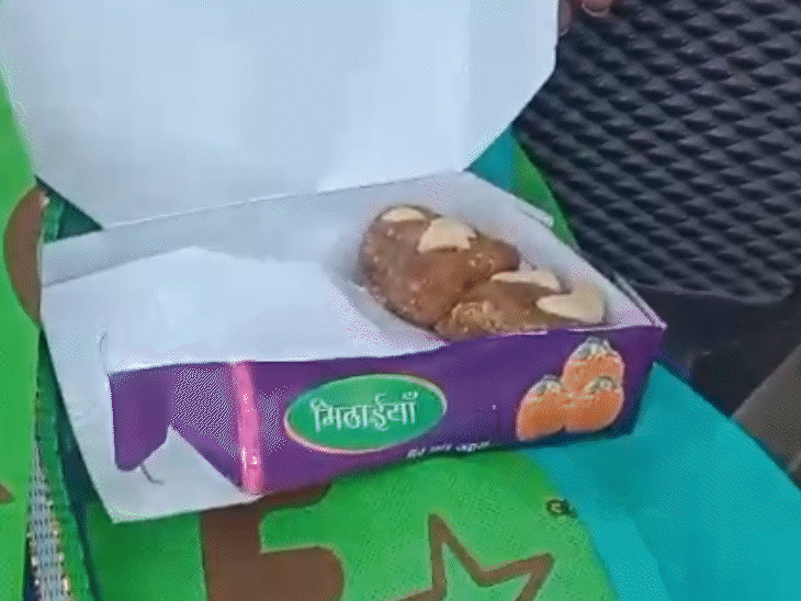 phe-guard-dies-after-eating-abandoned-sweets:2-others-critical-as-unknown-person-leaves-sweets-at-hotel,-chhindwara-police-begin-search-investigation