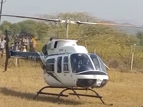 helicopter-makes-emergency-landing-in-jaipur:pilot-lands-safely-after-technical-glitch;-was-en-route-to-bhopal
