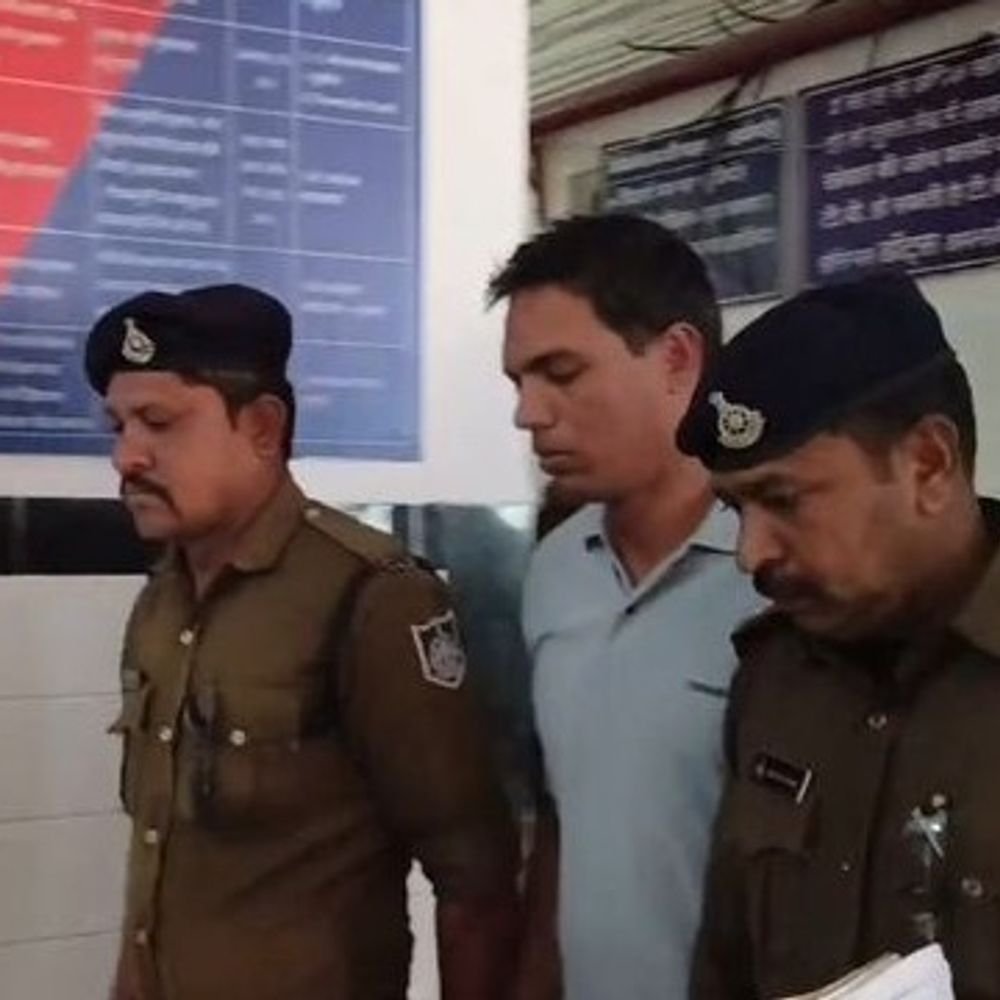 jhabua-constable-arrested-for-obscene-act-on-minor:accused-lures-7-year-old-girl-home-with-chocolate,-child-panics-when-mother-arrives-there-suddenly