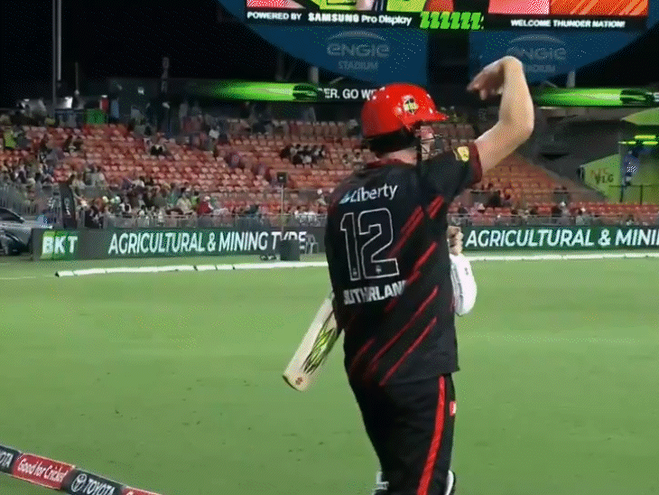 watch-|-mohammad-rizwan-retired-in-bbl-after-slow-batting:ex-pakistan-odi-skipper-scored-26-in-23-balls,-melbourne-renegades-lost-the-match