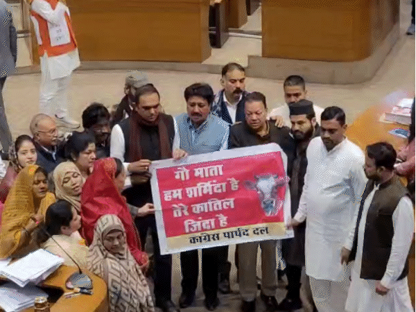 beef-found-in-bhopal-slaughterhouse-sparks-uproar:bjp-and-congress-councilors-protest-in-corporation-meeting;-hindu-groups-stage-street-demonstrations-across-the-city