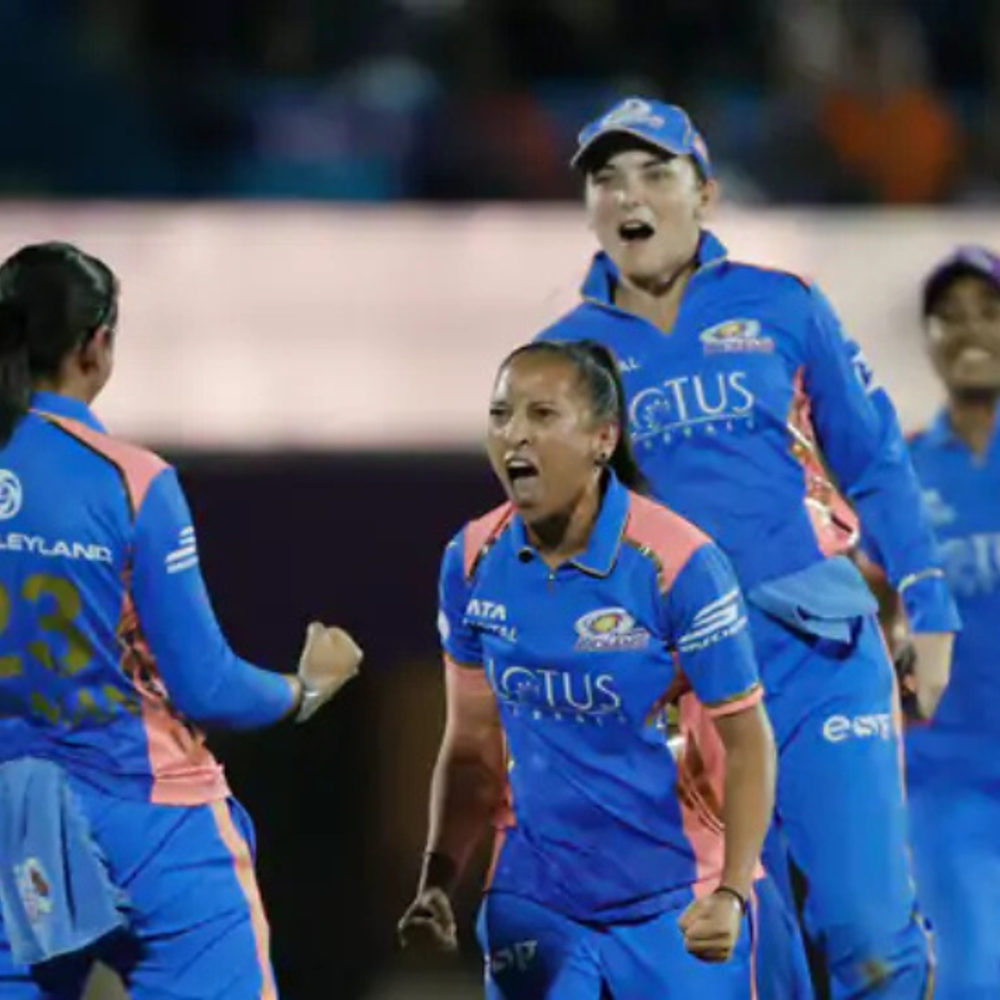 gujarat-giants-stand-62/1-in-powerplay-vs-mumbai-indians:shabnim-ismail-dismisses-sophie-devine-after-mi-opt-to-bowl-first
