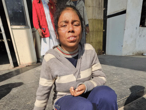young-woman-allegedly-assaulted-during-‘aarti’-at-bageshwar-dham:mother-claims-daughter-beaten-with-punches-kicks,-accused-‘pretended’-to-be-possessed