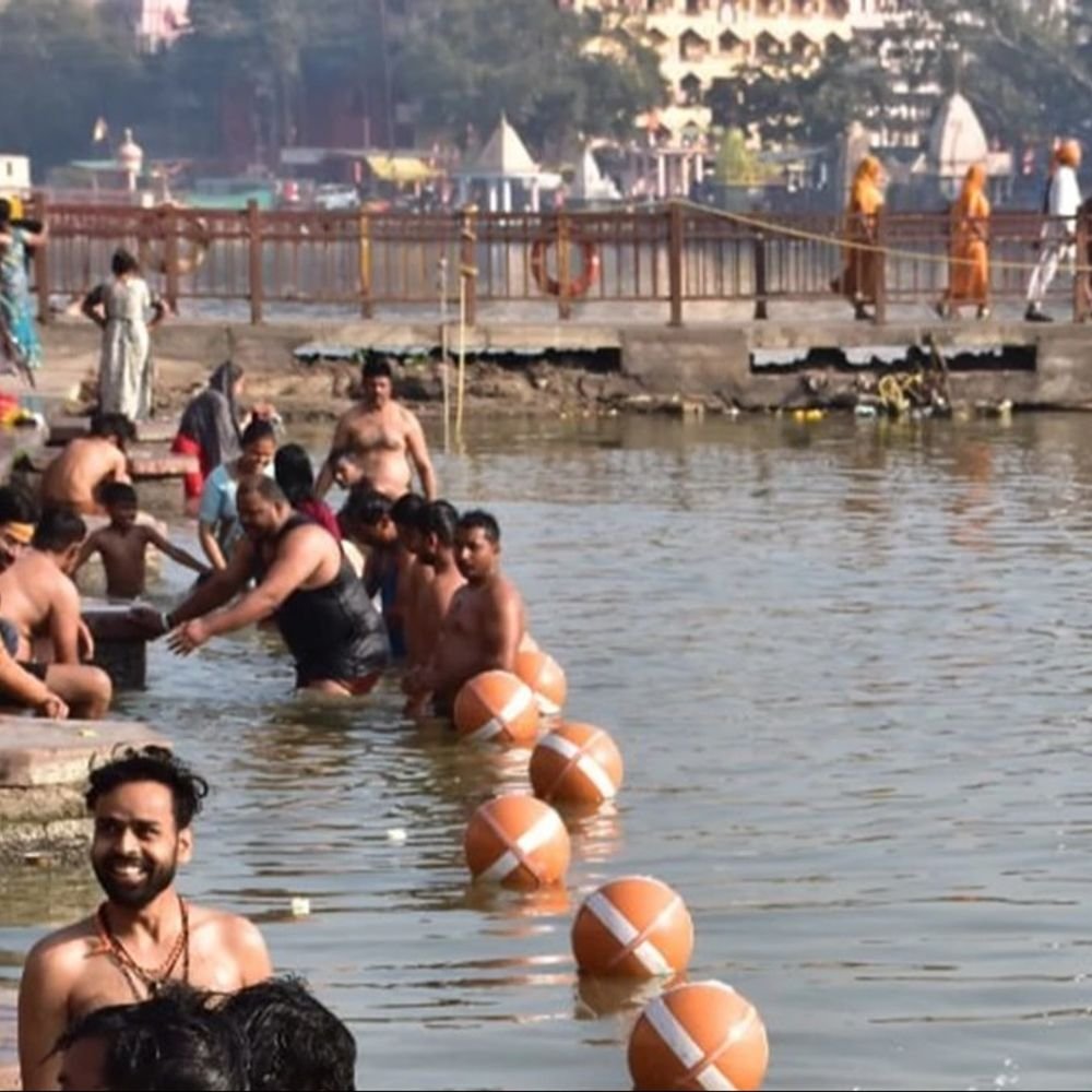 makar-sankranti-sees-huge-devotee-crowd-on-shipra:despite-biting-cold;-thousands-take-holy-dip-of-faith-and-perform-charity-along-the-river-banks